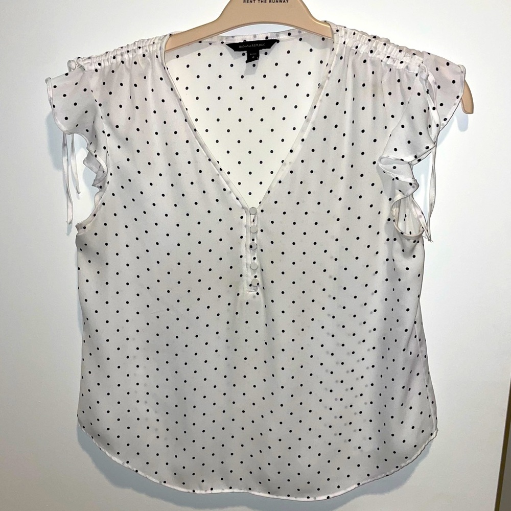 Banana Republic White polka dot short sleeve shirt in petite small